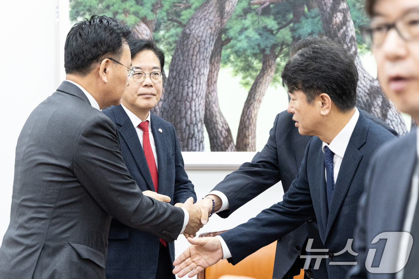 (서울=뉴스1) 이승배 기자 = 송언석 국민의힘 원내대표가 10일 서울 여의도 국회에서 김병기 더불어민주당 원내대표, 문진석 원내수석과 비공개 회동을 하고 있다. 2025.12.1 …