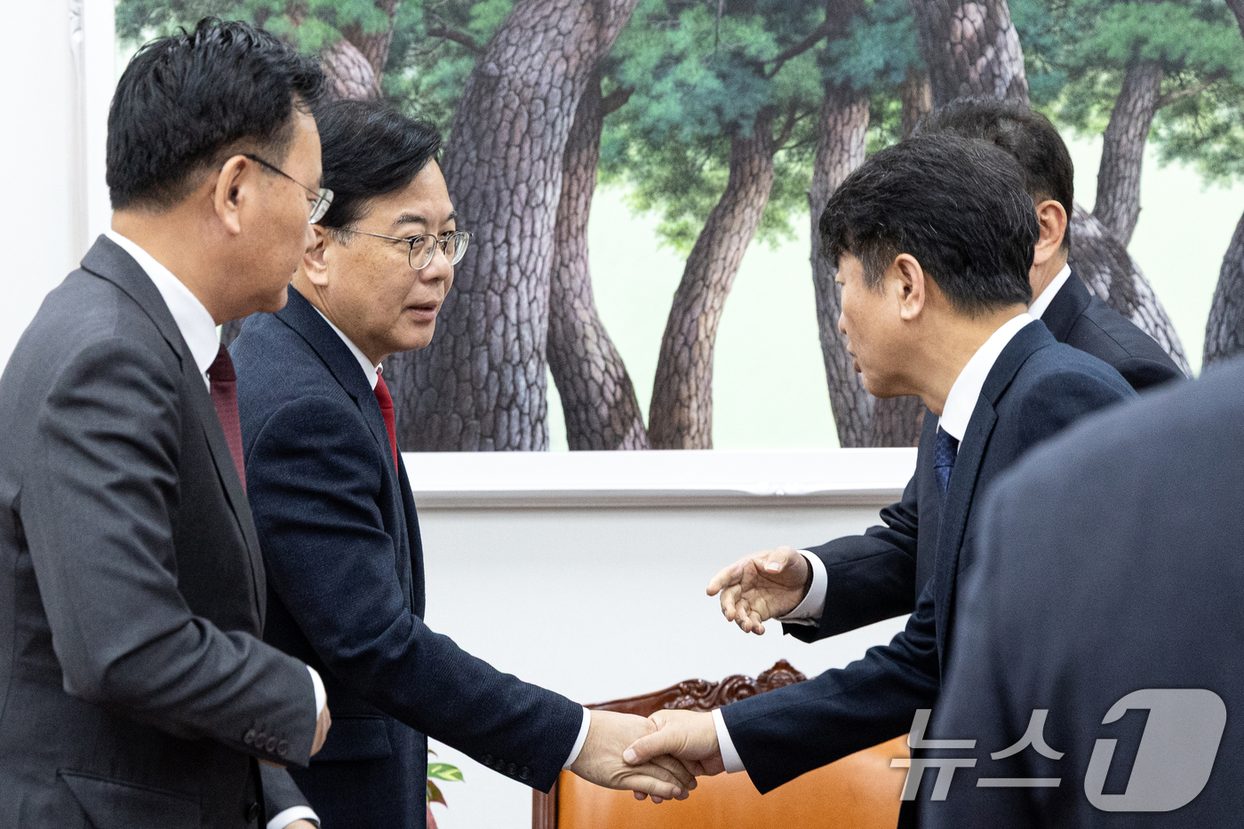 (서울=뉴스1) 이승배 기자 = 송언석 국민의힘 원내대표가 10일 서울 여의도 국회에서 김병기 더불어민주당 원내대표, 문진석 원내수석과 비공개 회동을 하고 있다. 2025.12.1 …