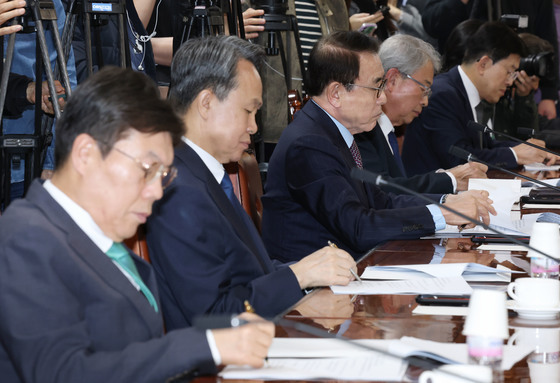 금감원장 발언듣는 은행연합회장과 금융지주회장들