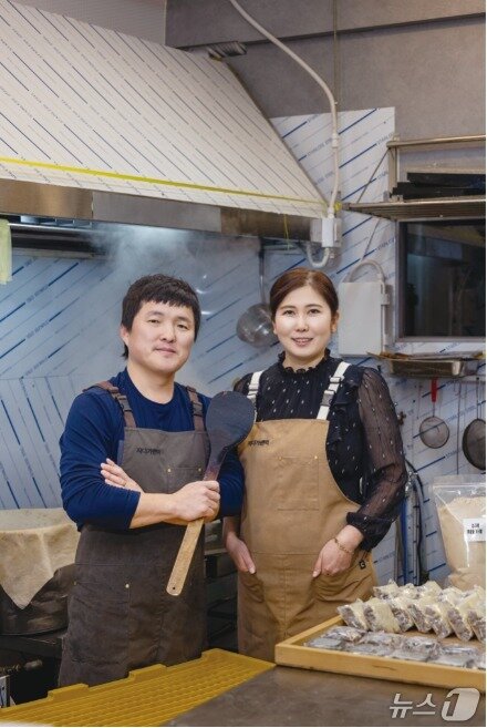 본문 이미지 - 박시현 자다가왠떡 대표 부부 &#40;소상공인시장진흥공단 제공. 재판매 및 DB금지&#41;