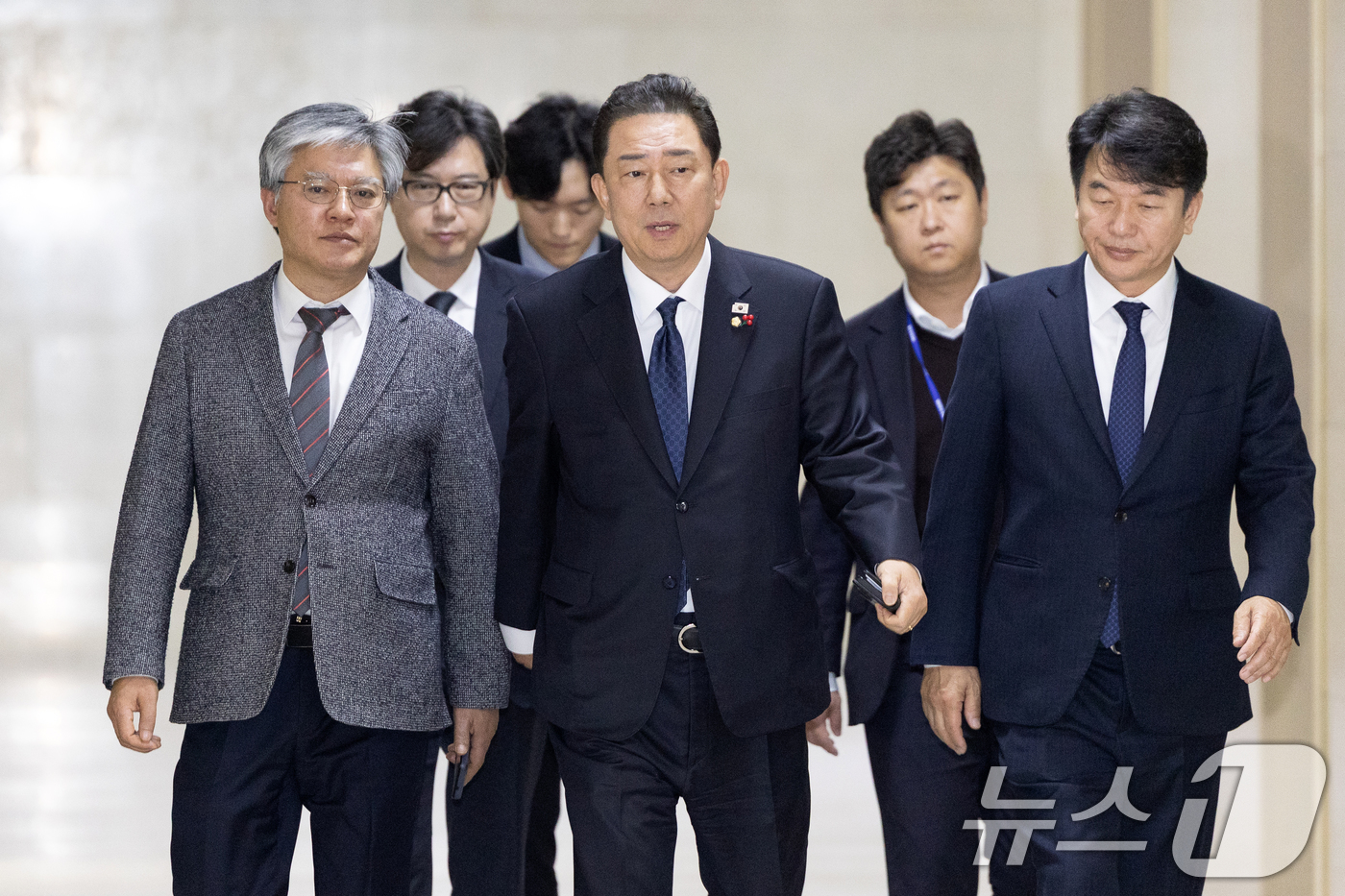 (서울=뉴스1) 이승배 기자 = 김병기 더불어민주당 원내대표와 문진석 원내수석이 10일 여의도 국회에서 송언석 국민의힘 원내대표, 유상범 원내수석과 비공개 회동을 위해 운영위원장실 …