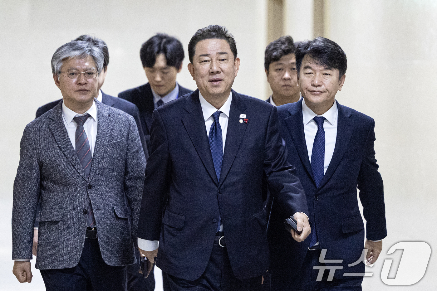 (서울=뉴스1) 이승배 기자 = 김병기 더불어민주당 원내대표와 문진석 원내수석이 10일 여의도 국회에서 송언석 국민의힘 원내대표, 유상범 원내수석과 비공개 회동을 위해 운영위원장실 …