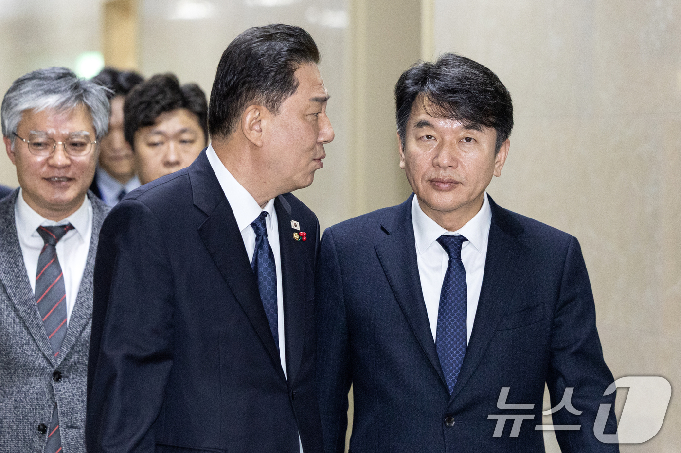 (서울=뉴스1) 이승배 기자 = 김병기 더불어민주당 원내대표와 문진석 원내수석이 10일 여의도 국회에서 송언석 국민의힘 원내대표, 유상범 원내수석과 비공개 회동을 위해 운영위원장실 …