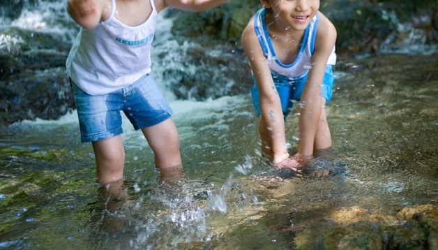 "알몸 물놀이 보고 흥분"…10대 남자만 성추행한 70대 교사