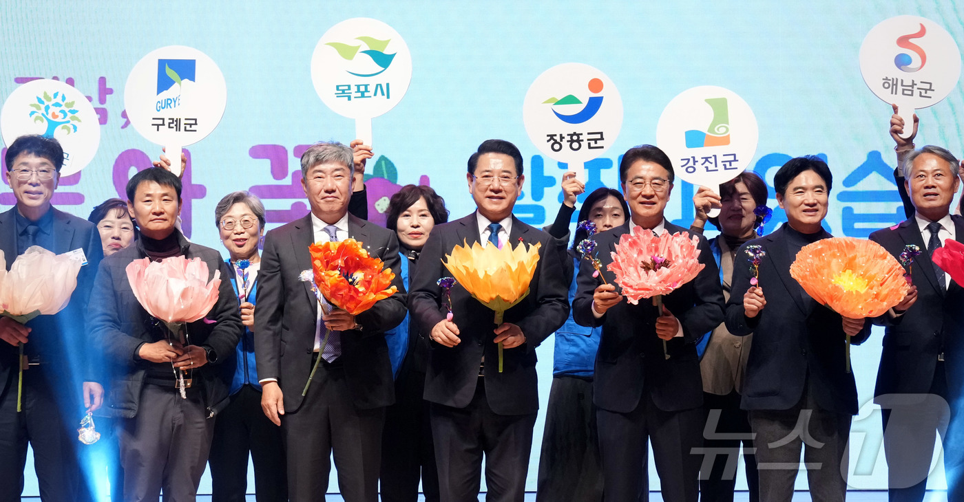 (무안=뉴스1) 전원 기자 = 김영록 전라남도지사가 10일 도청 김대중강당에서 열린 ‘2025 전라남도 자원봉사자 대회’에 참석해 주요내빈들과 퍼포먼스를 하고 있다.(전남도 제공. …