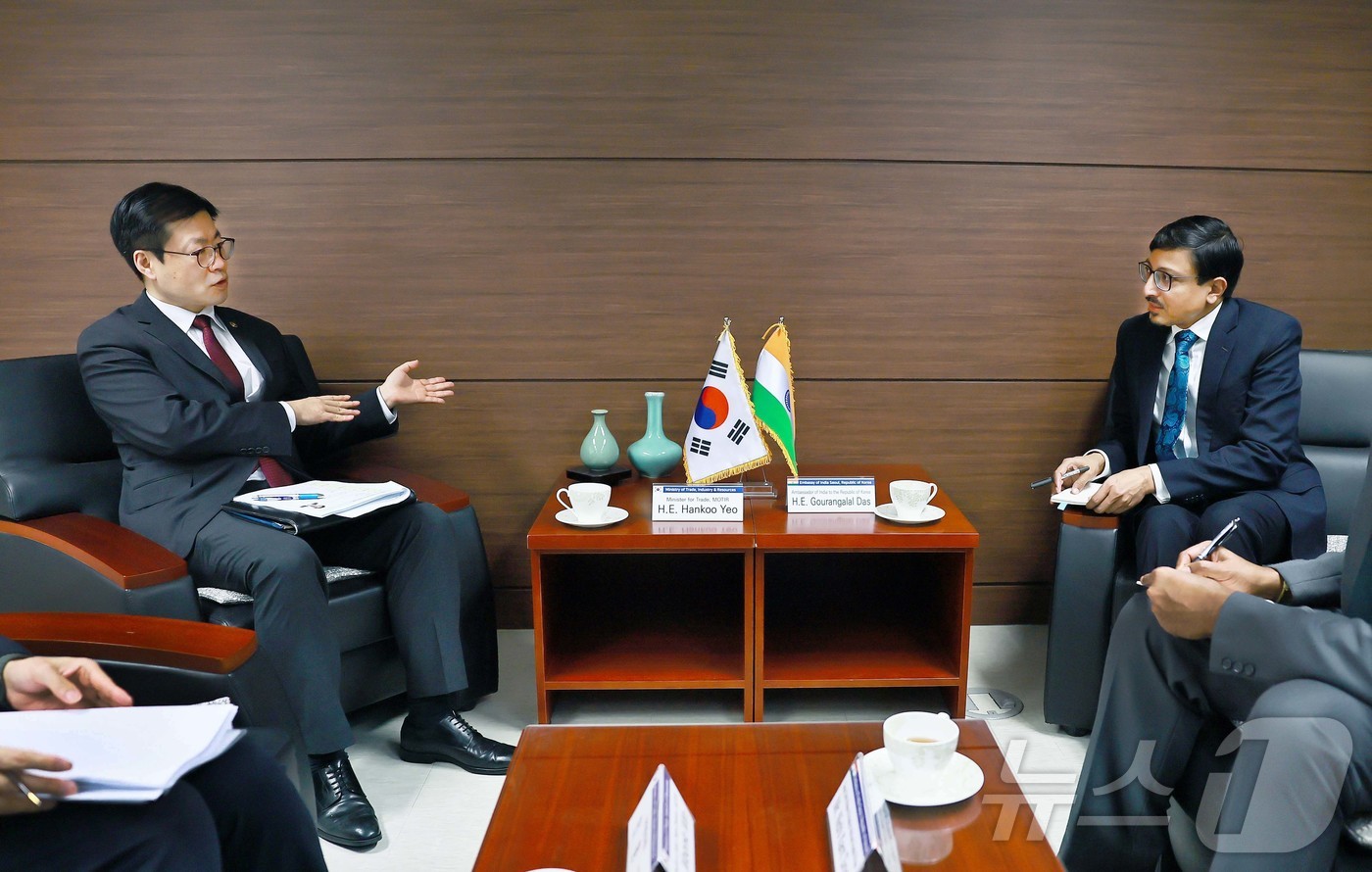 (서울=뉴스1) = 여한구 산업통상자원부 통상교섭본부장이 10일 오후 서울 중구 대한상공회의소에서 고랑랄 다스 주한인도대사와 면담을 갖고 있다. (산업통상자원부 제공. 재판매 및 …