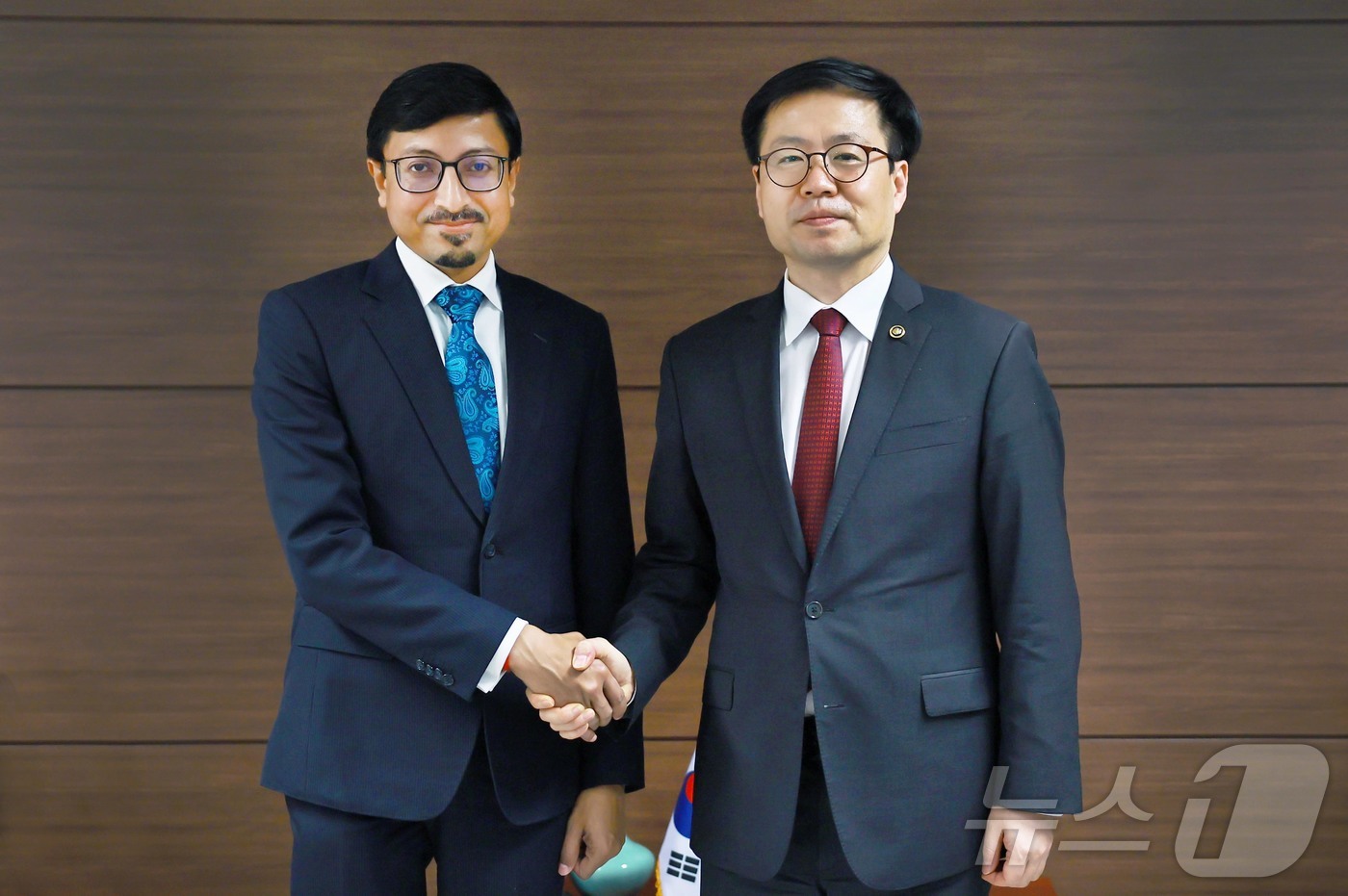 (서울=뉴스1) = 여한구 산업통상자원부 통상교섭본부장이 10일 오후 서울 중구 대한상공회의소에서 고랑랄 다스 주한인도대사와 면담 후 기념 촬영을 하고 있다. (산업통상자원부 제공 …