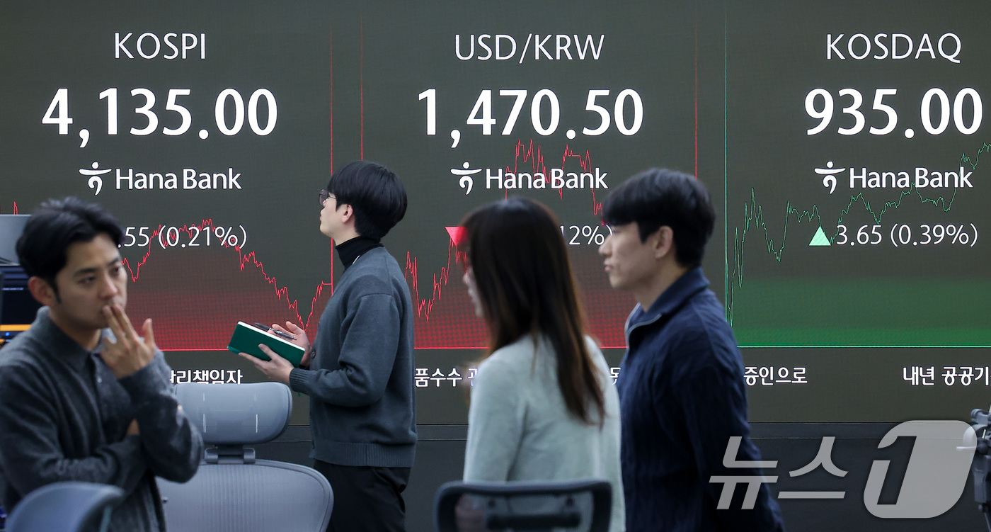 (서울=뉴스1) 김성진 기자 = 10일 서울 중구 하나은행 본점 딜링룸 전광판에 종가가 나오고 있다.이날 코스피는 전일 종가와 비교해 8.55포인트(p)(0.21%) 하락한 413 …