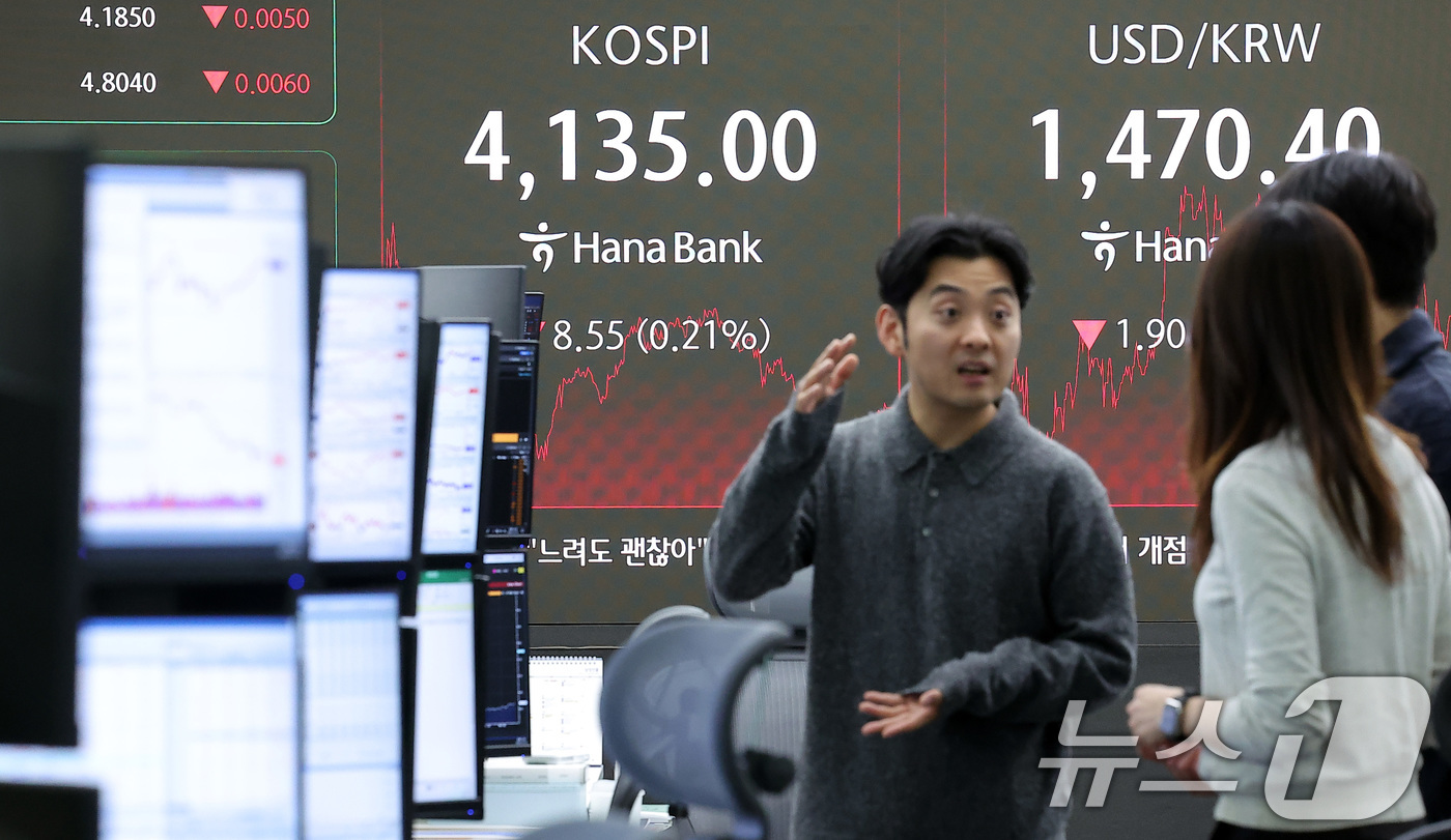 (서울=뉴스1) 김성진 기자 = 10일 서울 중구 하나은행 본점 딜링룸 전광판에 종가가 나오고 있다.이날 코스피는 전일 종가와 비교해 8.55포인트(p)(0.21%) 하락한 413 …