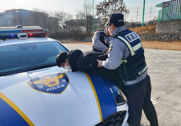 스토킹 위치추적기 훼손 가정…전북경찰·보호관찰소 합동 훈련