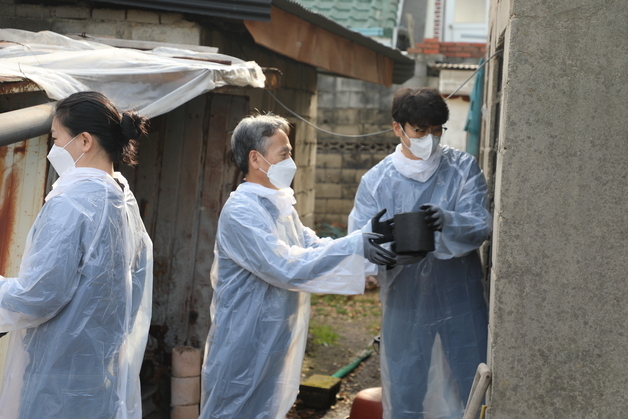법제처, 연탄 나눔 봉사활동…조원철 "겨울 따뜻하게 보내길"