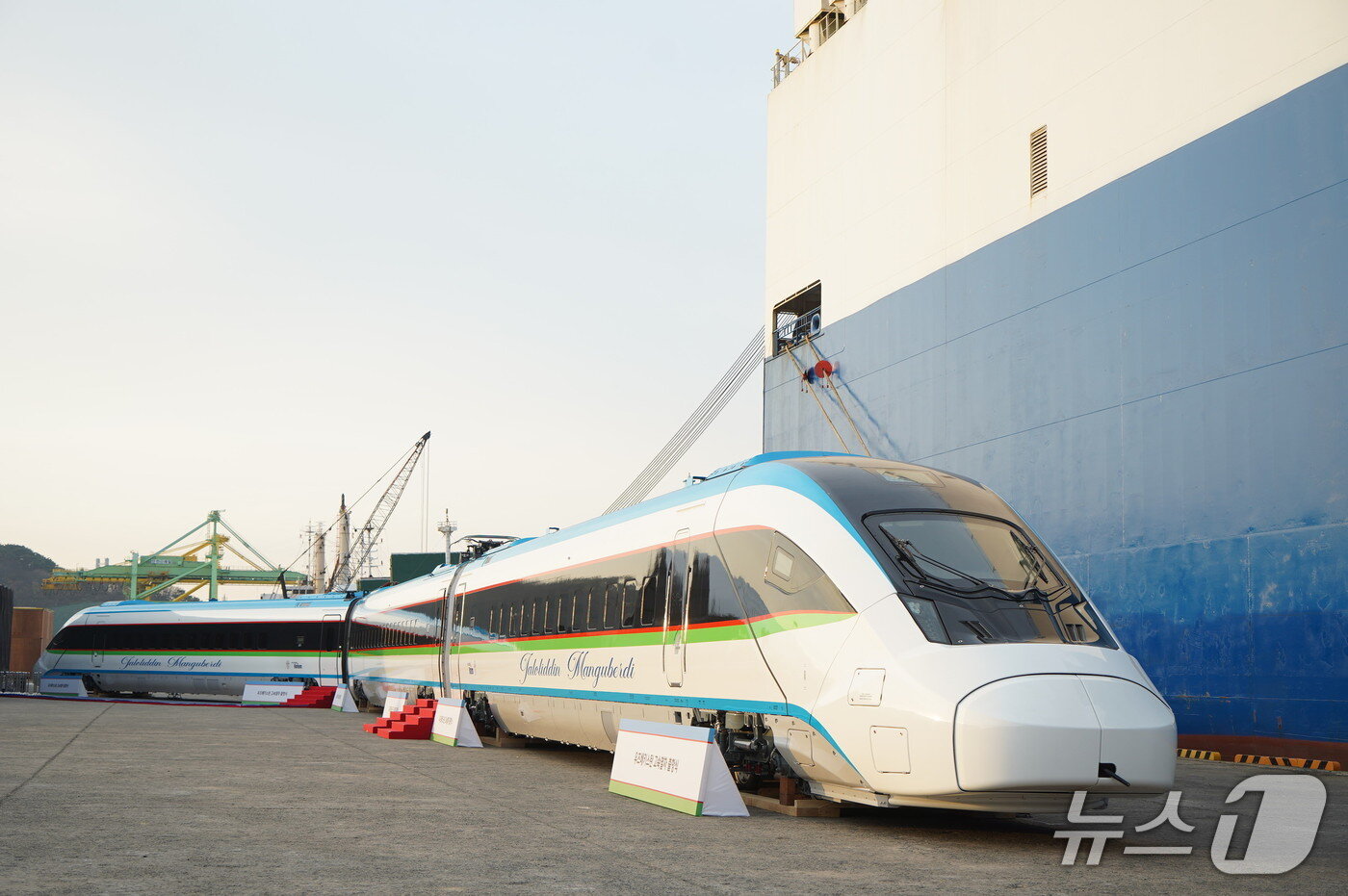 본문 이미지 - 현대로템이 제작한 우즈베키스탄 고속차량(현대로템 제공)