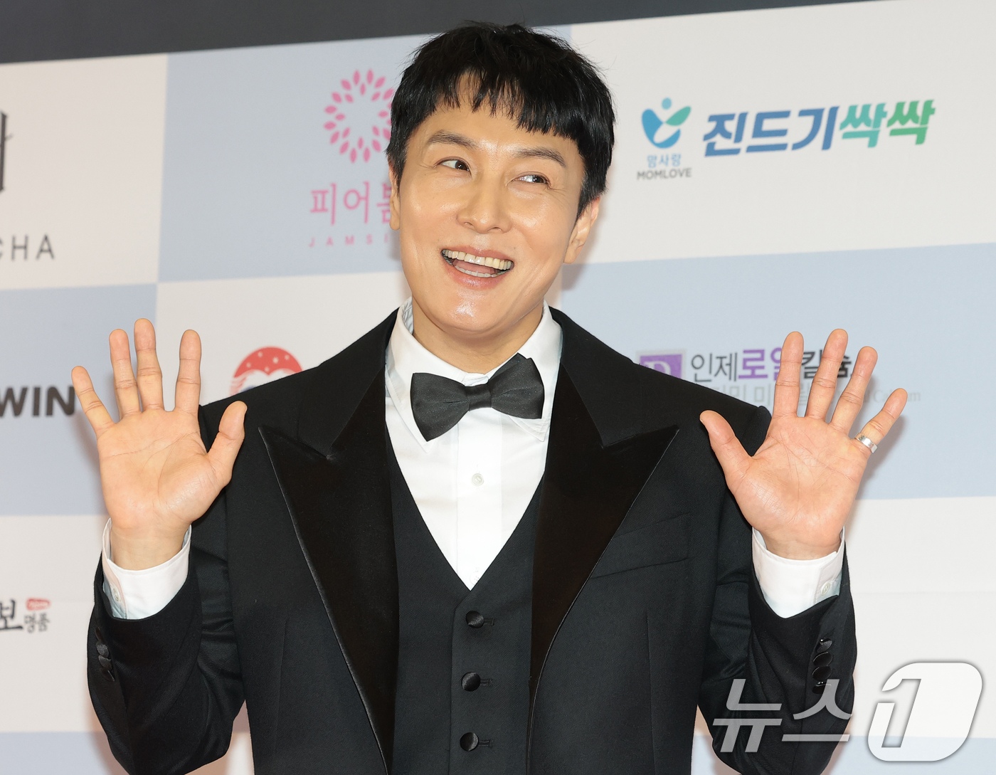 (서울=뉴스1) 권현진 기자 = 신화 김동완이 10일 오후 서울 용산구 서울 드래곤시티에서 열린 ‘2025 서울국제영화대상’ 레드카펫 행사에서 포즈를 취하고 있다. 2025.12. …