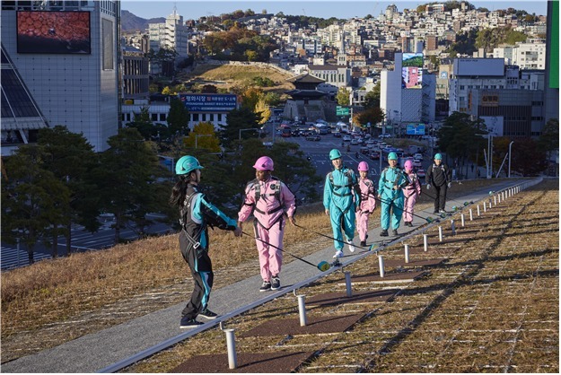 하늘 걷는 이색경험, 'DDP 루프탑 투어' 만족도 97% 기록