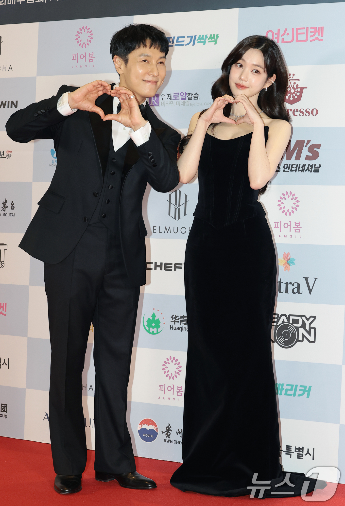 (서울=뉴스1) 권현진 기자 = 신화 김동완과 배우 이유비(오른쪽)가 10일 오후 서울 용산구 서울 드래곤시티에서 열린 ‘2025 서울국제영화대상’ 레드카펫 행사에서 포즈를 취하고 …