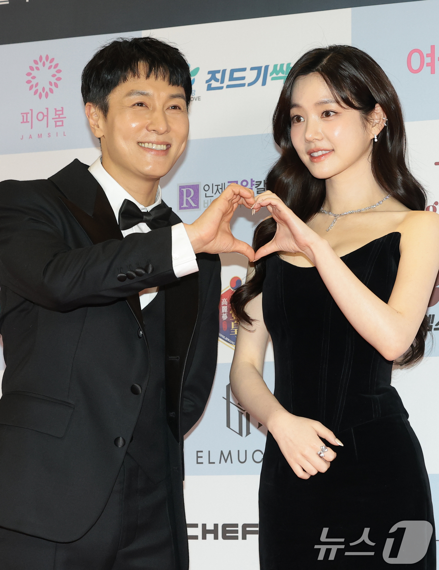 (서울=뉴스1) 권현진 기자 = 신화 김동완과 배우 이유비(오른쪽)가 10일 오후 서울 용산구 서울 드래곤시티에서 열린 ‘2025 서울국제영화대상’ 레드카펫 행사에서 포즈를 취하고 …