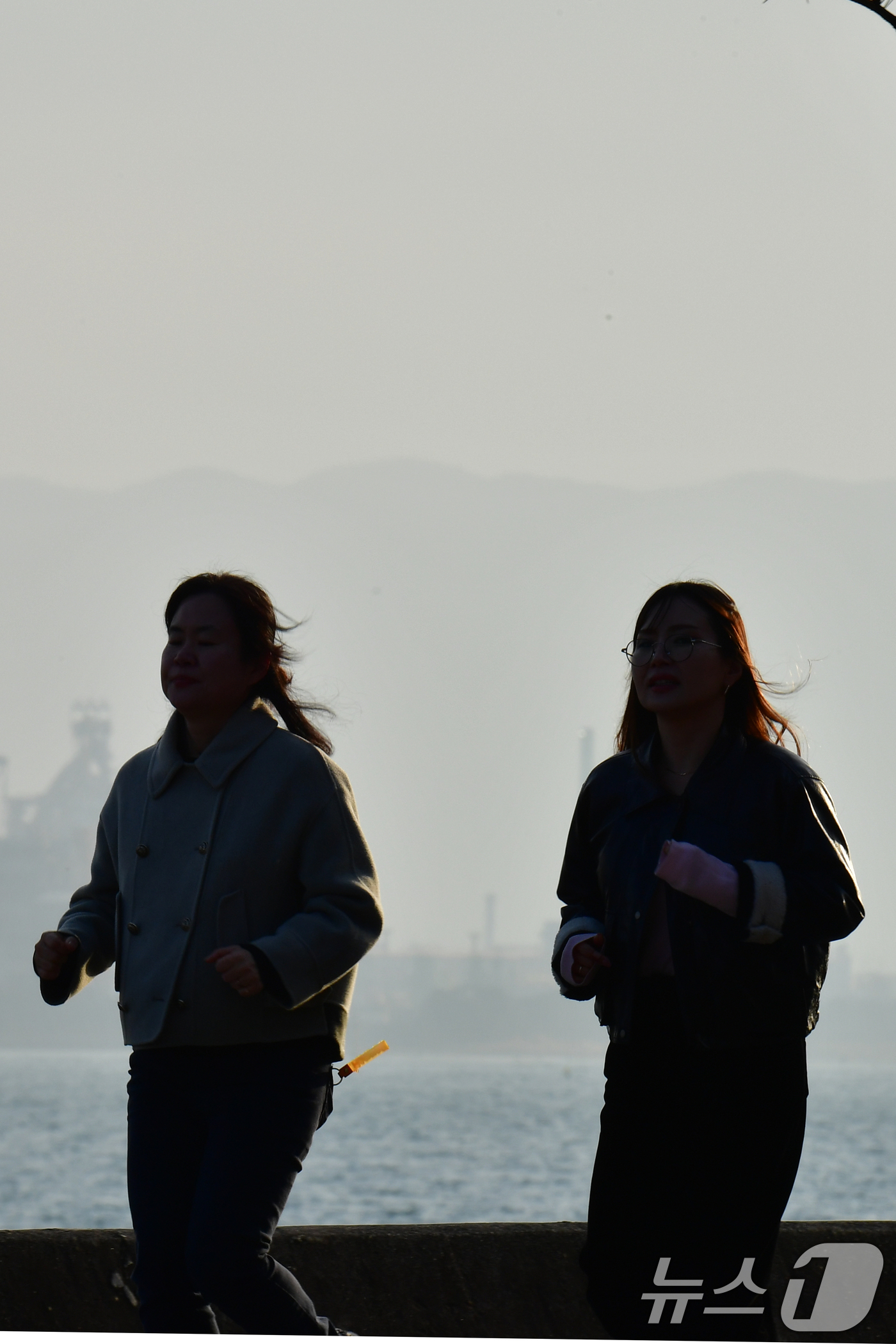 (포항=뉴스1) 최창호 기자 = 10일 오후 경북 포항시 북구 환여동 해안도로에서 시민들이 미세먼지를 뚫고 달리고 있다.이날 포항지역 미세먼지 농도는 60㎍/m³수준을 기록했다. …