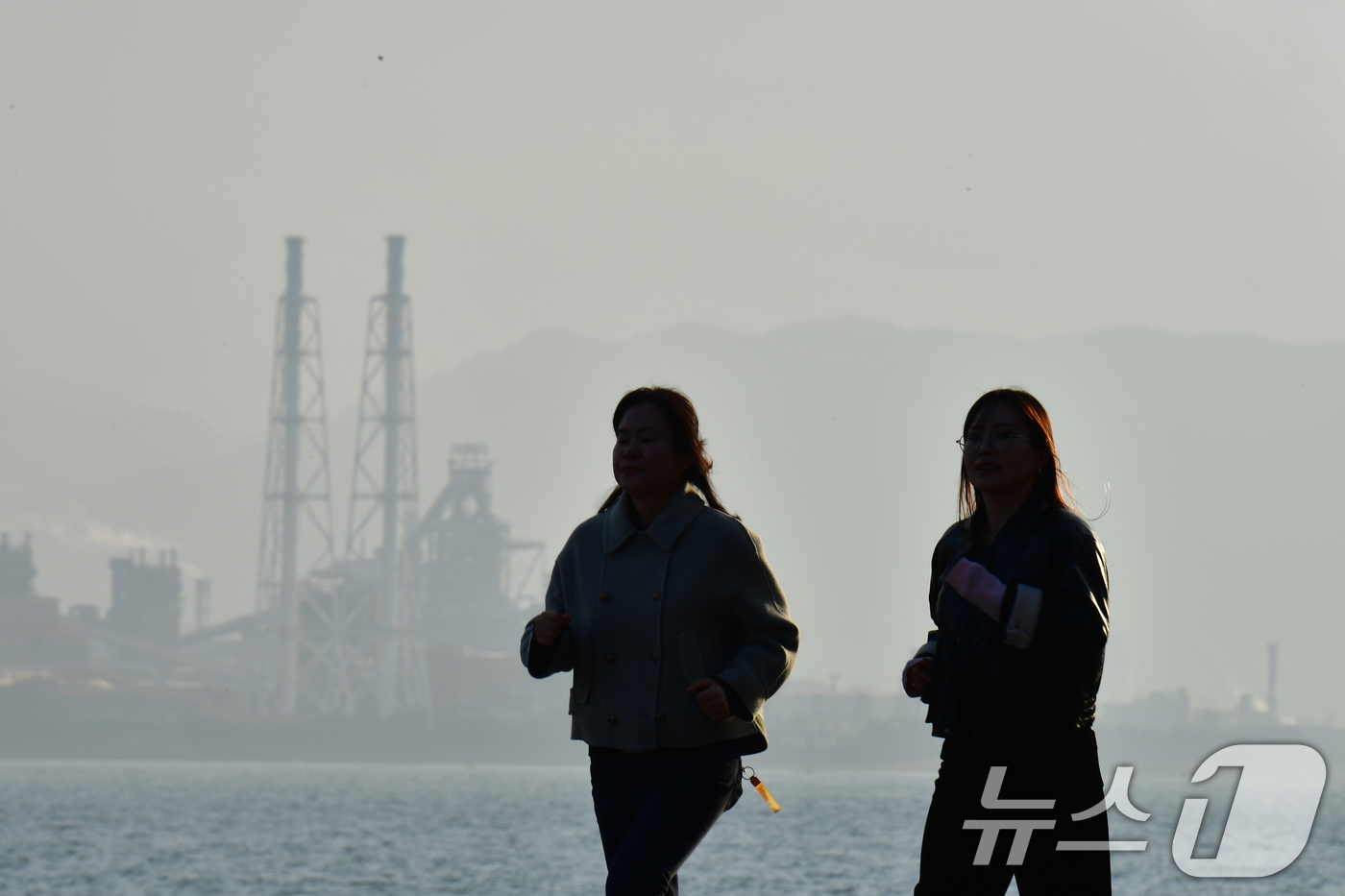 (포항=뉴스1) 최창호 기자 = 10일 오후 경북 포항시 북구 환여동 해안도로에서 시민들이 미세먼지를 뚫고 달리고 있다.이날 포항지역 미세먼지 농도는 60㎍/m³수준을 기록했다. …