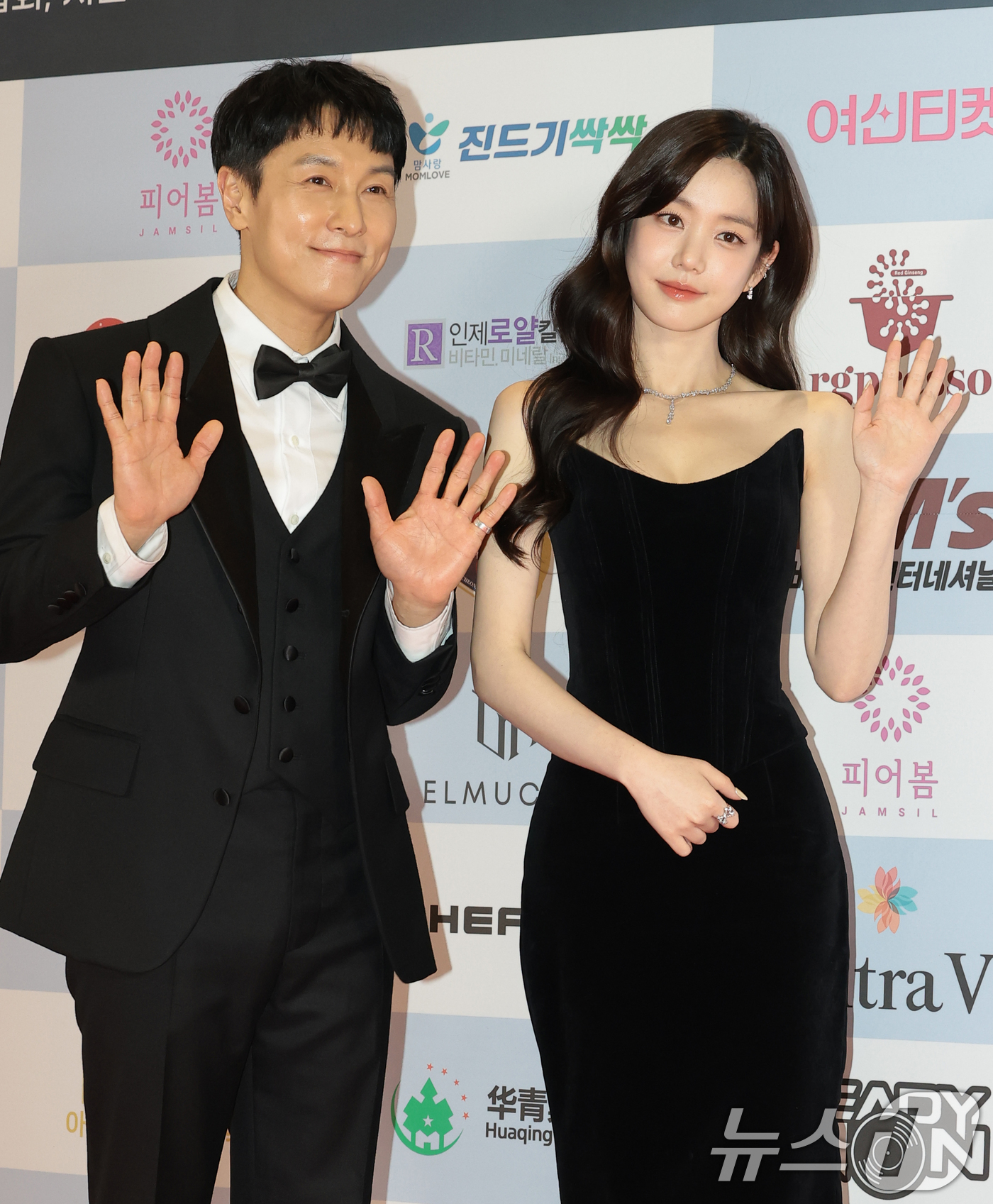 (서울=뉴스1) 권현진 기자 = 배우 김동완과 이유비(오른쪽)가 10일 오후 서울 용산구 서울 드래곤시티에서 열린 ‘2025 서울국제영화대상’ 레드카펫 행사에서 포즈를 취하고 있다 …