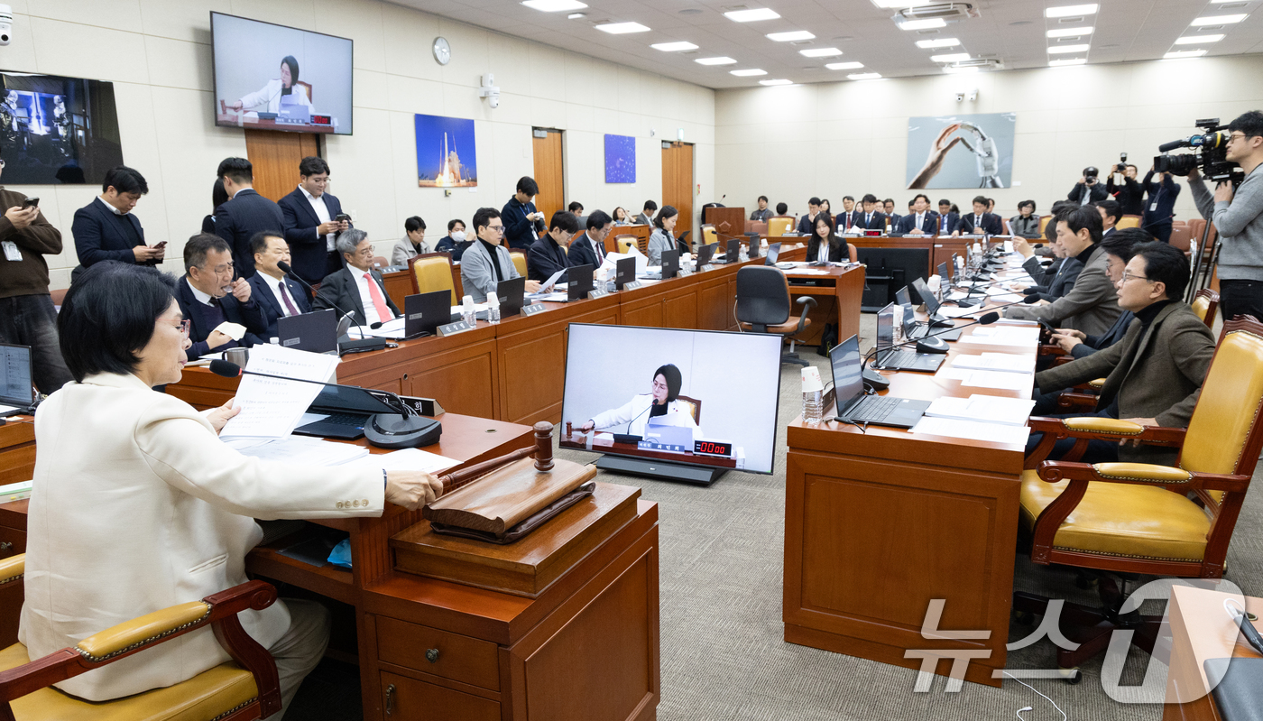 (서울=뉴스1) 이승배 기자 = 10일 서울 여의도 국회에서 열린 제430회국회(임시회) 과학기술정보방송통신위원회 제1차 전체회의에서 최민희 위원장이 의사봉을 두드리고 있다. 20 …
