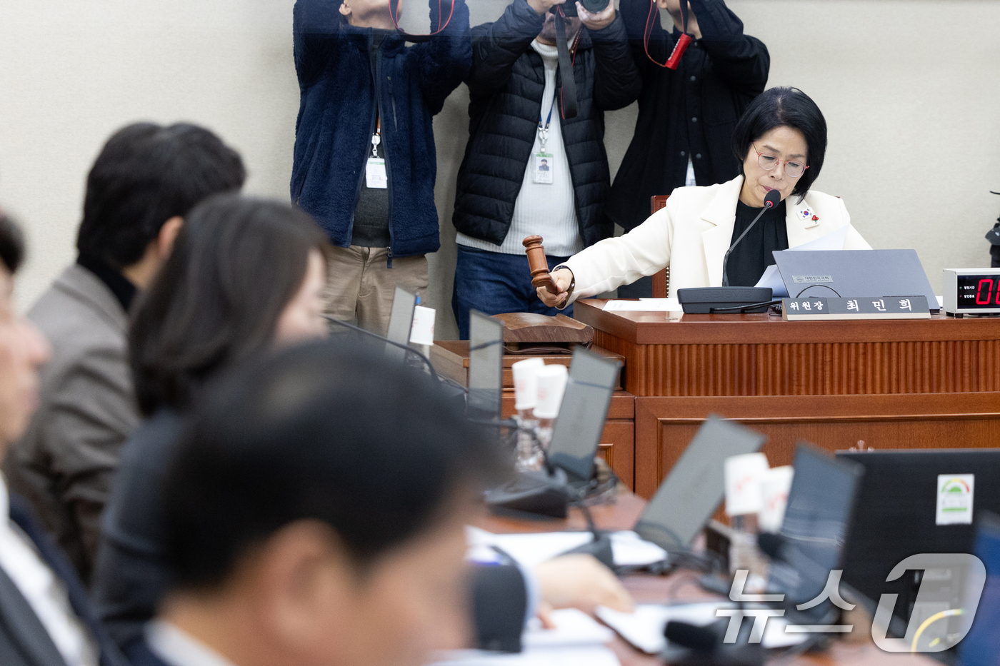 (서울=뉴스1) 이승배 기자 = 10일 서울 여의도 국회에서 열린 제430회국회(임시회) 과학기술정보방송통신위원회 제1차 전체회의에서 최민희 위원장이 의사봉을 두드리고 있다. 20 …