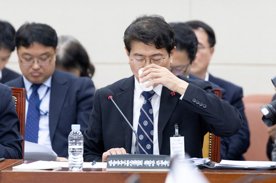 목 축이는 류신환 직무대행