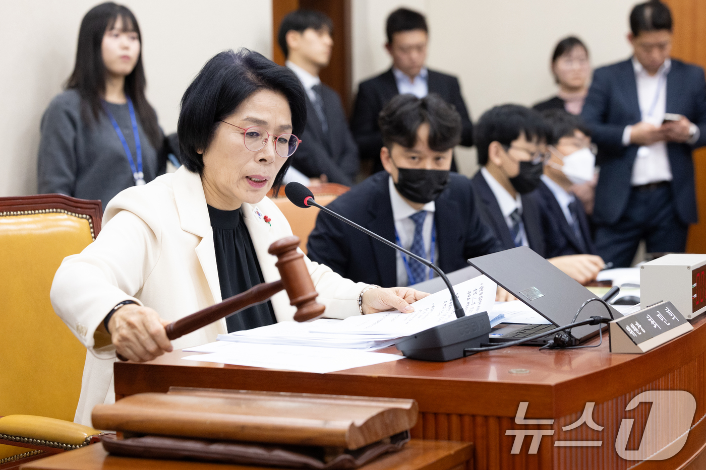 (서울=뉴스1) 이승배 기자 = 10일 서울 여의도 국회에서 열린 제430회국회(임시회) 과학기술정보방송통신위원회 제1차 전체회의에서 최민희 위원장이 의사봉을 두드리고 있다. 20 …