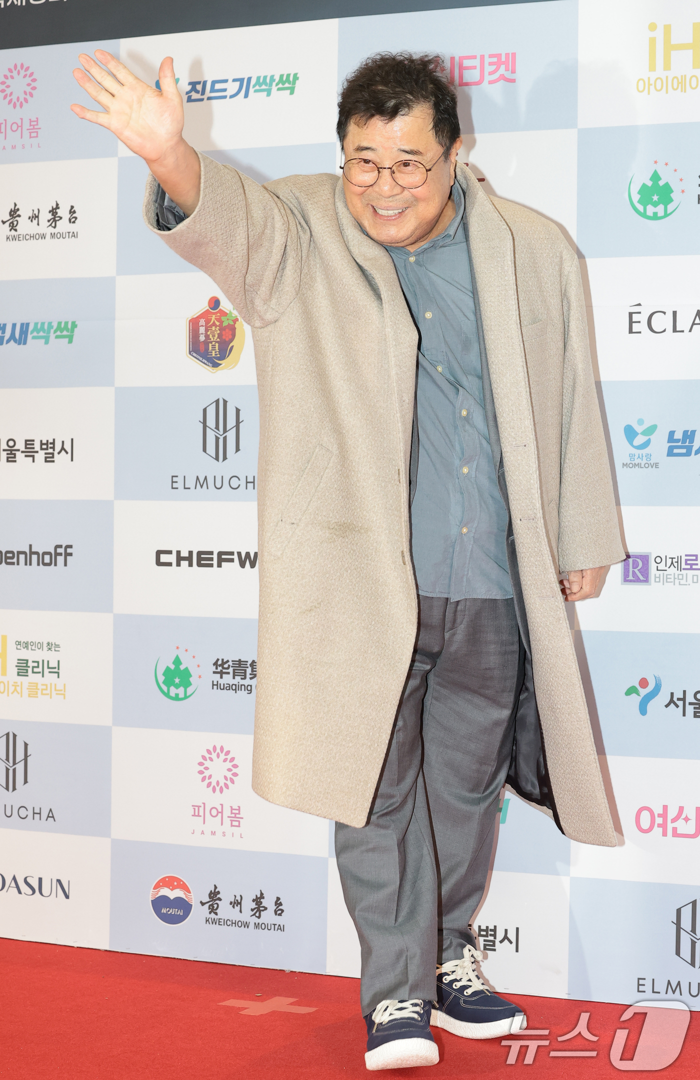 (서울=뉴스1) 권현진 기자 = 배우 백일섭이 10일 오후 서울 용산구 서울 드래곤시티에서 열린 ‘2025 서울국제영화대상’ 레드카펫 행사에 참석해 인사를 하고 있다. 2025.1 …