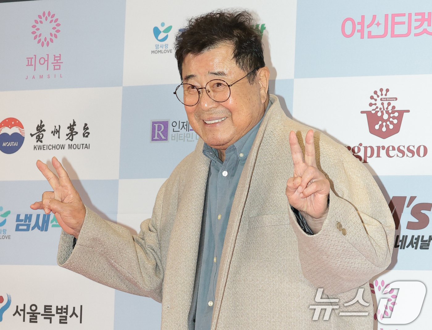 (서울=뉴스1) 권현진 기자 = 배우 백일섭이 10일 오후 서울 용산구 서울 드래곤시티에서 열린 ‘2025 서울국제영화대상’ 레드카펫 행사에 참석해 인사를 하고 있다. 2025.1 …