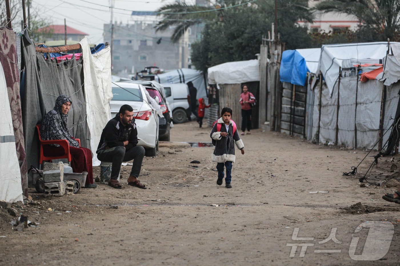 (데이르 알 발라 AFP=뉴스1) 이정환 기자 = 10일(현지시간) 가자지구 중부 데이르 알 발라에서 한 학생이 학교에 가고 있다. 전날 하마스는 이스라엘의 '위반'이 계속되는 한 …