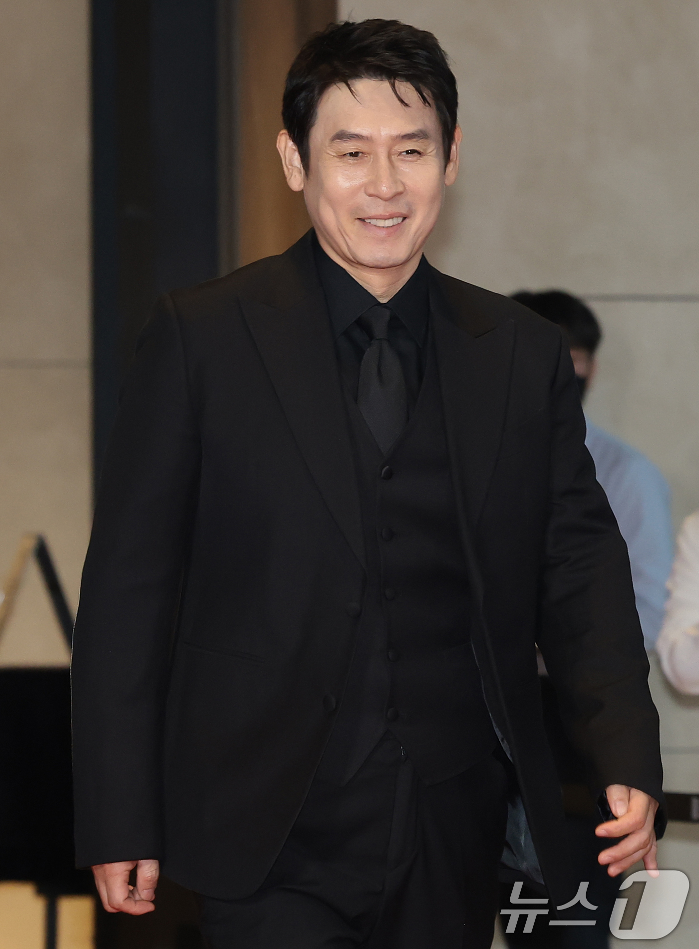 (서울=뉴스1) 권현진 기자 = 배우 설경구가 10일 오후 서울 용산구 서울 드래곤시티에서 열린 ‘2025 서울국제영화대상’ 레드카펫 행사에 참석하고 있다. 2025.12.10/뉴 …