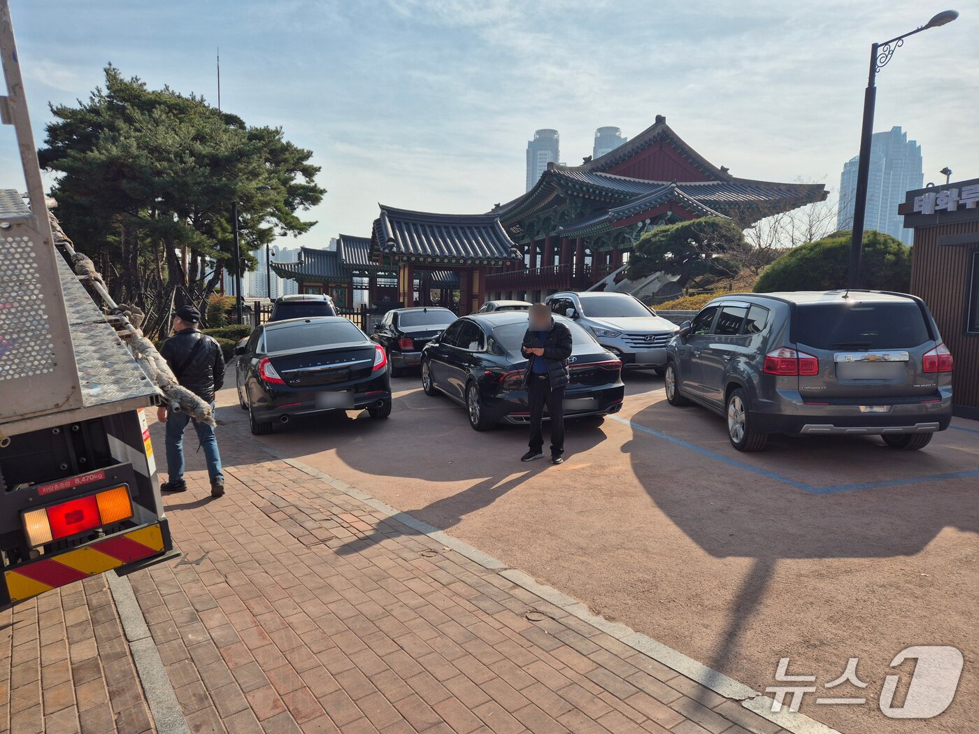 본문 이미지 - 10일 울산 중구 태화시장 맞은편 태화루 입구에 주차된 차량이 빼곡하다. 2025.12.10/뉴스1ⓒ 뉴스1 박정현 기자