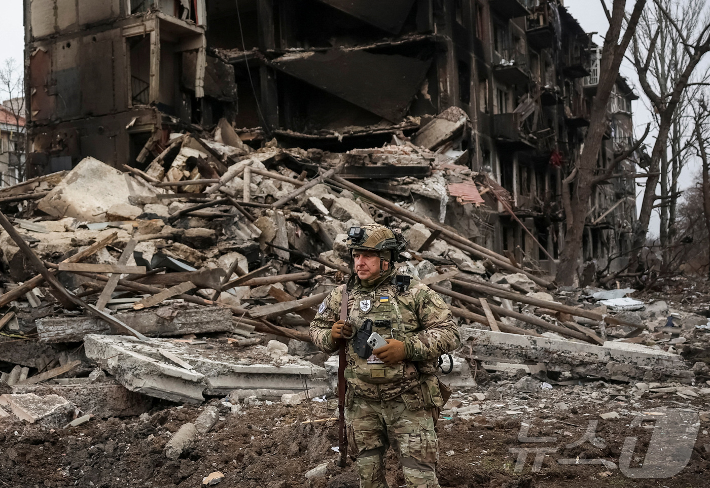 (도브르필리아 로이터=뉴스1) 이정환 기자 = 우크라이나 최전선 마을과 촌락에서 주민들을 대피시키는 우크라이나 경찰부대 소속 대원이 9일 도네츠크 지역의 최전선 마을 도브로필리아에 …