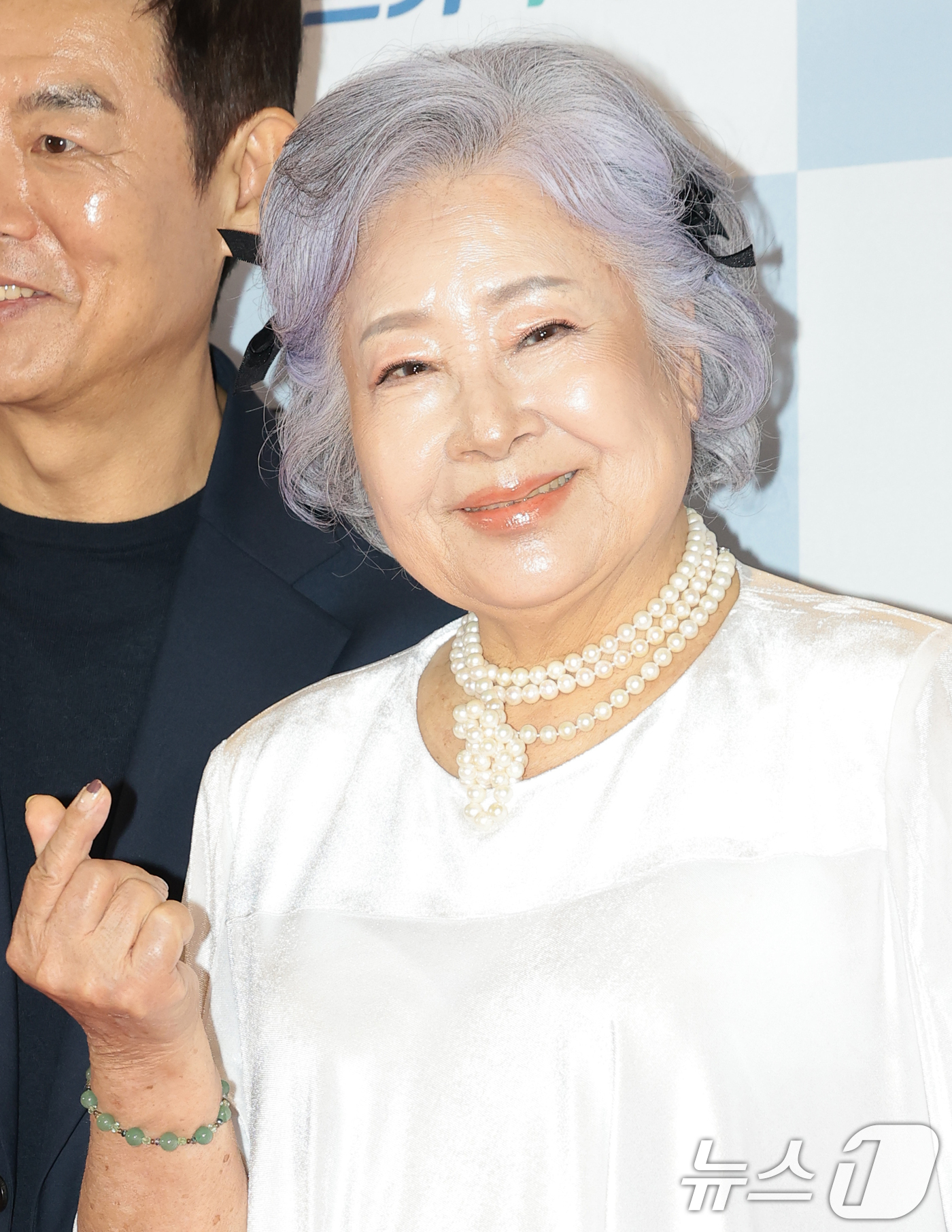 (서울=뉴스1) 권현진 기자 = 원로배우 정혜선이 10일 오후 서울 용산구 서울 드래곤시티에서 열린 ‘2025 서울국제영화대상’ 레드카펫 행사에 참석해 포즈를 취하고 있다. 머리에 …