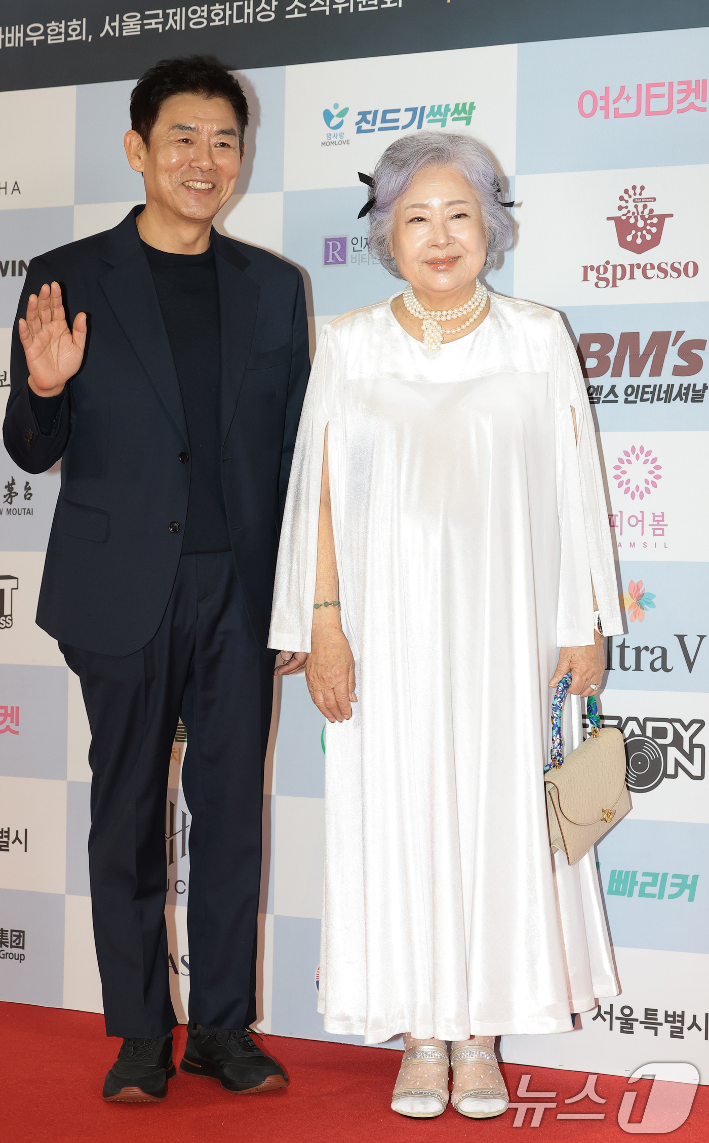 (서울=뉴스1) 권현진 기자 = 배우 성동일과 정혜선(오른쪽)이 10일 오후 서울 용산구 서울 드래곤시티에서 열린 ‘2025 서울국제영화대상’ 레드카펫 행사에 참석해 포즈를 취하고 …