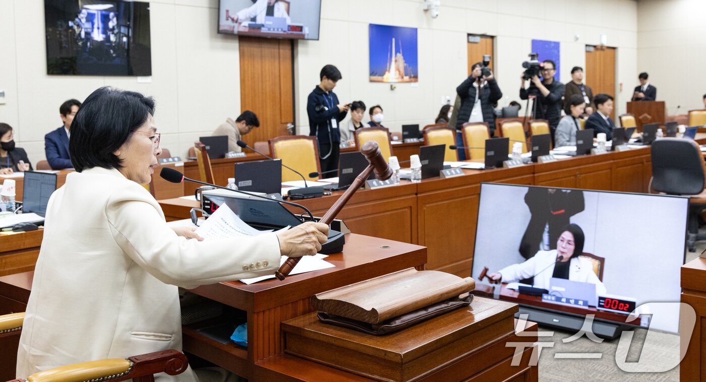 본문 이미지 - 지난 10일 서울 여의도 국회에서 열린 제430회 국회(임시회) 과학기술정보방송통신위원회 제1차 전체회의에서 최민희 위원장이 국민의힘 위원들이 퇴장한 가운데 정보통신망법 일부 개정안을 의결하고 있다. 2025.12.10/뉴스1 ⓒ News1 이승배 기자