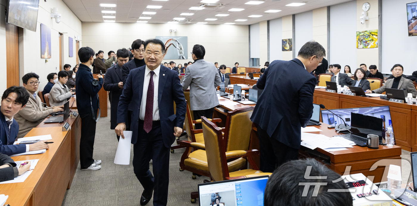 (서울=뉴스1) 이승배 기자 = 10일 서울 여의도 국회에서 열린 제430회국회(임시회) 과학기술정보방송통신위원회 제1차 전체회의에서 국민의힘 위원들이 정보통신망법 일부 개정안에 …