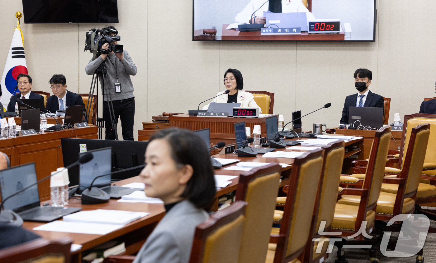 (서울=뉴스1) 이승배 기자 = 10일 서울 여의도 국회에서 열린 제430회국회(임시회) 과학기술정보방송통신위원회 제1차 전체회의에서 국민의힘 위원들이 정보통신망법 일부 개정안에 …