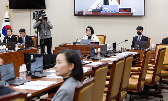 '허위조작정보 최대 5배 손배' 과방위 통과…野 "필버로 맞설 것"