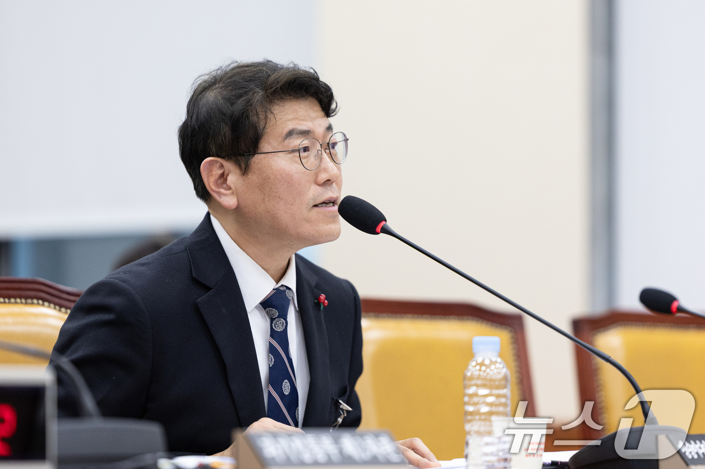 (서울=뉴스1) 이승배 기자 = 류신환 방송미디어통신위원회 위원장 직무대행이 10일 서울 여의도 국회에서 열린 제430회국회(임시회) 과학기술정보방송통신위원회 제1차 전체회의에서 …