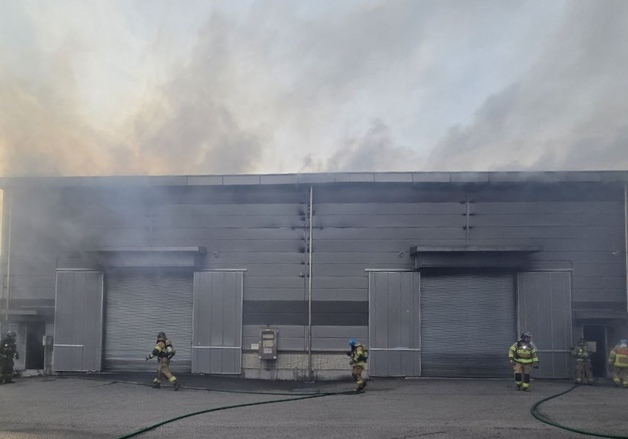 화성 페인트 공장 화재 1시간40분 만에 완진…인명피해 없어(종합)