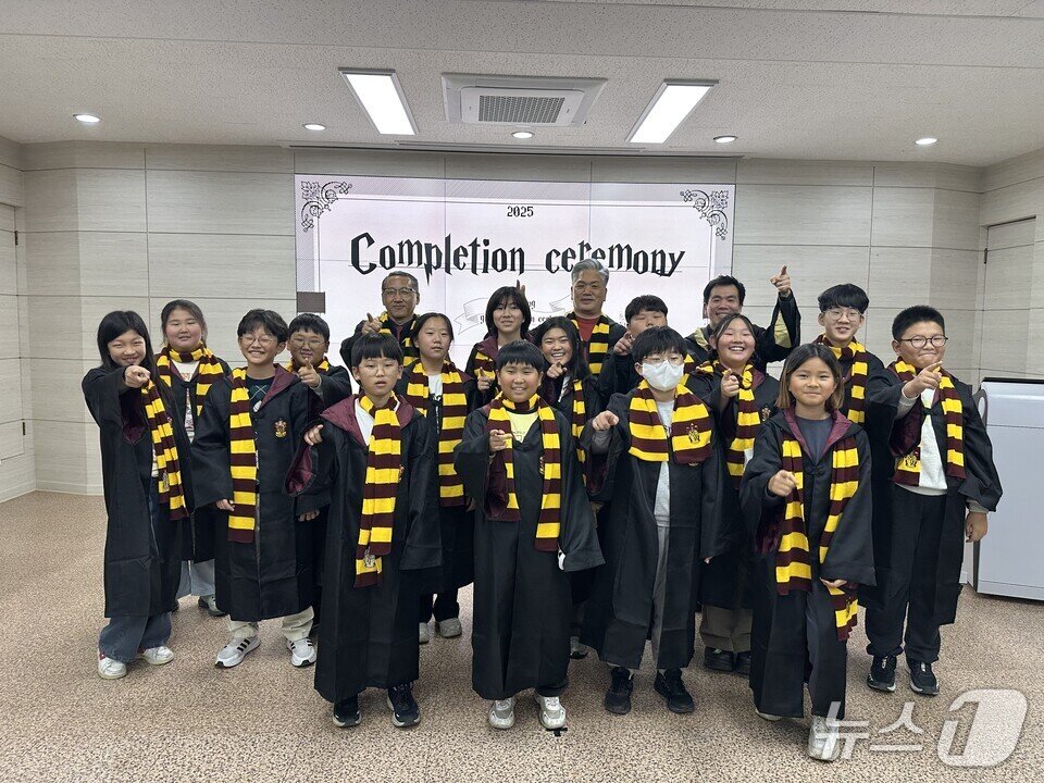 본문 이미지 - &#39;장흥영재교육원 수료식&#39;에서 지도교사와 학생들이 기념사진을 찍고 있다. &#40;전남도교육청 제공, 재판매 및 DB 금지&#41;/뉴스1