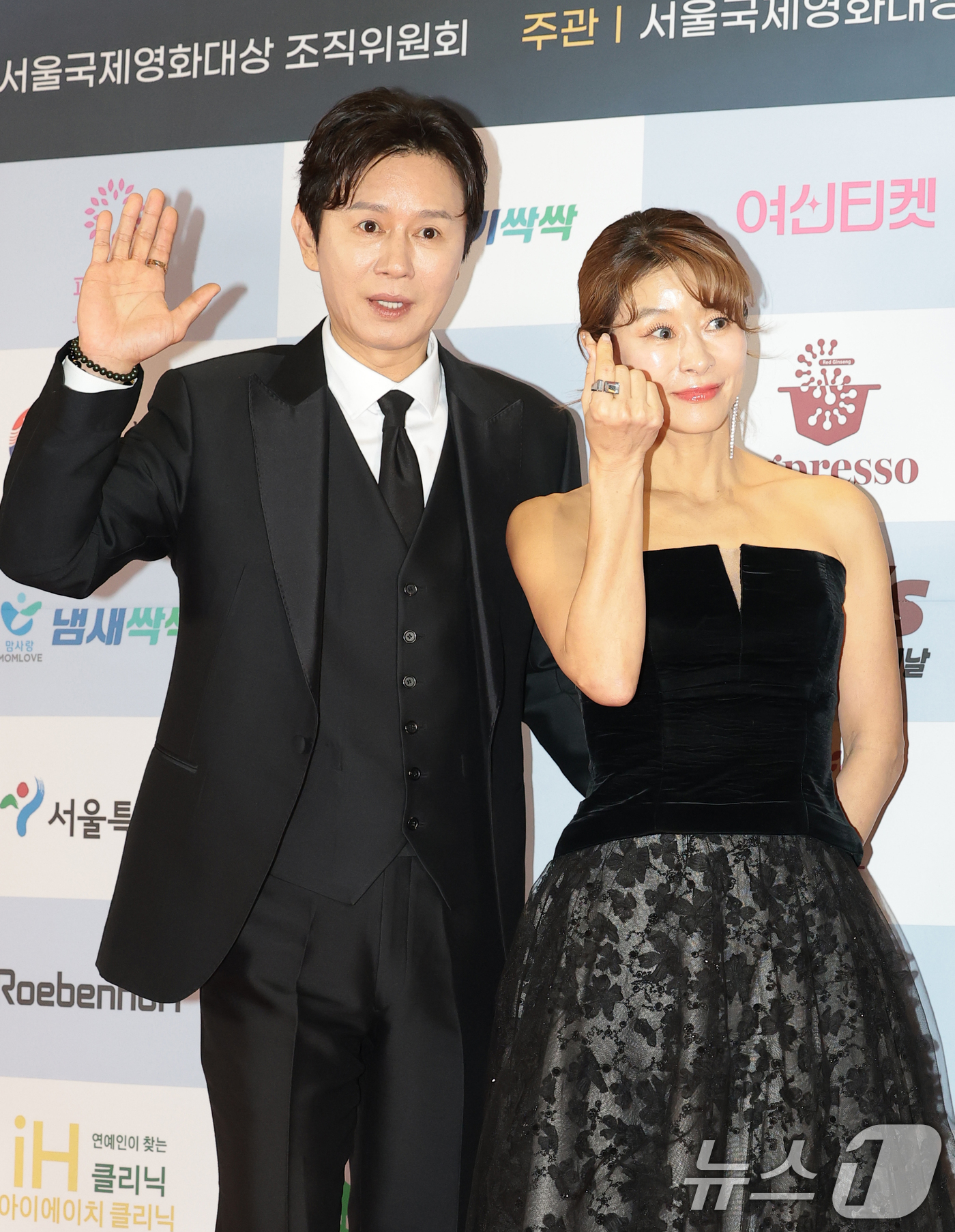 (서울=뉴스1) 권현진 기자 = 배우 김민종과 예지원(오른쪽)이 10일 오후 서울 용산구 서울 드래곤시티에서 열린 ‘2025 서울국제영화대상’ 레드카펫 행사에 참석해 포즈를 취하고 …