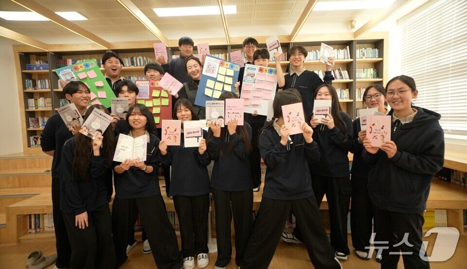 본문 이미지 - 학생들이 EBS의 학생 참여형 보건수업 촬영을 진행하고 있다. &#40;전남도교육청 제공, 재판매 및 DB 금지&#41;/뉴스1 