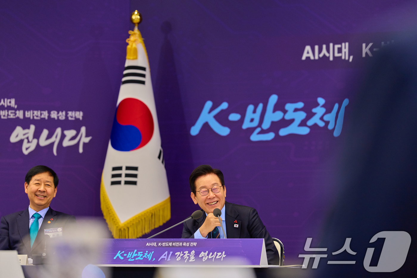 (서울=뉴스1) 허경 기자 = 이재명 대통령이 10일 서울 용산 대통령실 청사에서 열린 AI 시대의 K-반도체 비전과 육성전략 보고회에 참석해 있다. (대통령실 제공. 재판매 및 …