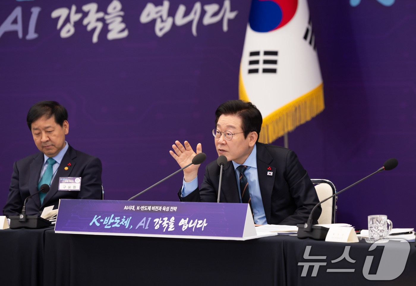 (서울=뉴스1) 허경 기자 = 이재명 대통령이 10일 서울 용산 대통령실 청사에서 열린 AI 시대의 K-반도체 비전과 육성전략 보고회에서 발언하고 있다. (대통령실 제공. 재판매 …