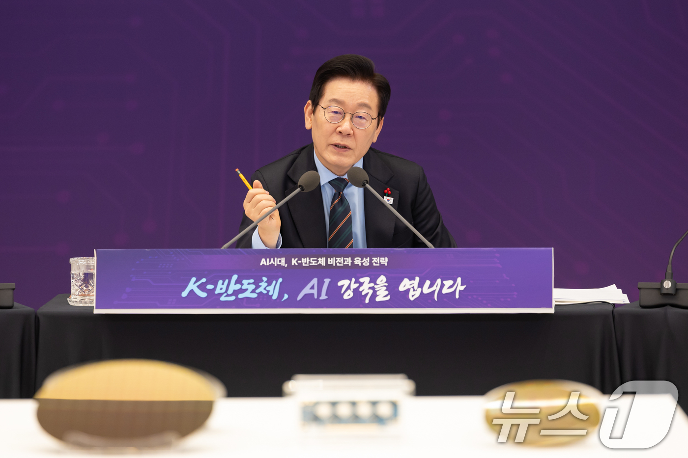 (서울=뉴스1) 허경 기자 = 이재명 대통령이 10일 서울 용산 대통령실 청사에서 열린 AI 시대의 K-반도체 비전과 육성전략 보고회에서 발언하고 있다. (대통령실 제공. 재판매 …