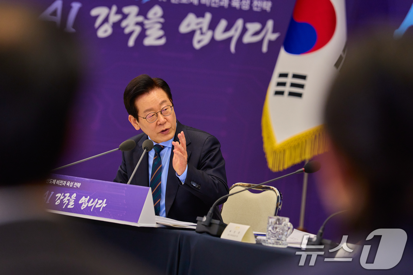 (서울=뉴스1) 허경 기자 = 이재명 대통령이 10일 서울 용산 대통령실 청사에서 열린 AI 시대의 K-반도체 비전과 육성전략 보고회에서 발언하고 있다. (대통령실 제공. 재판매 …