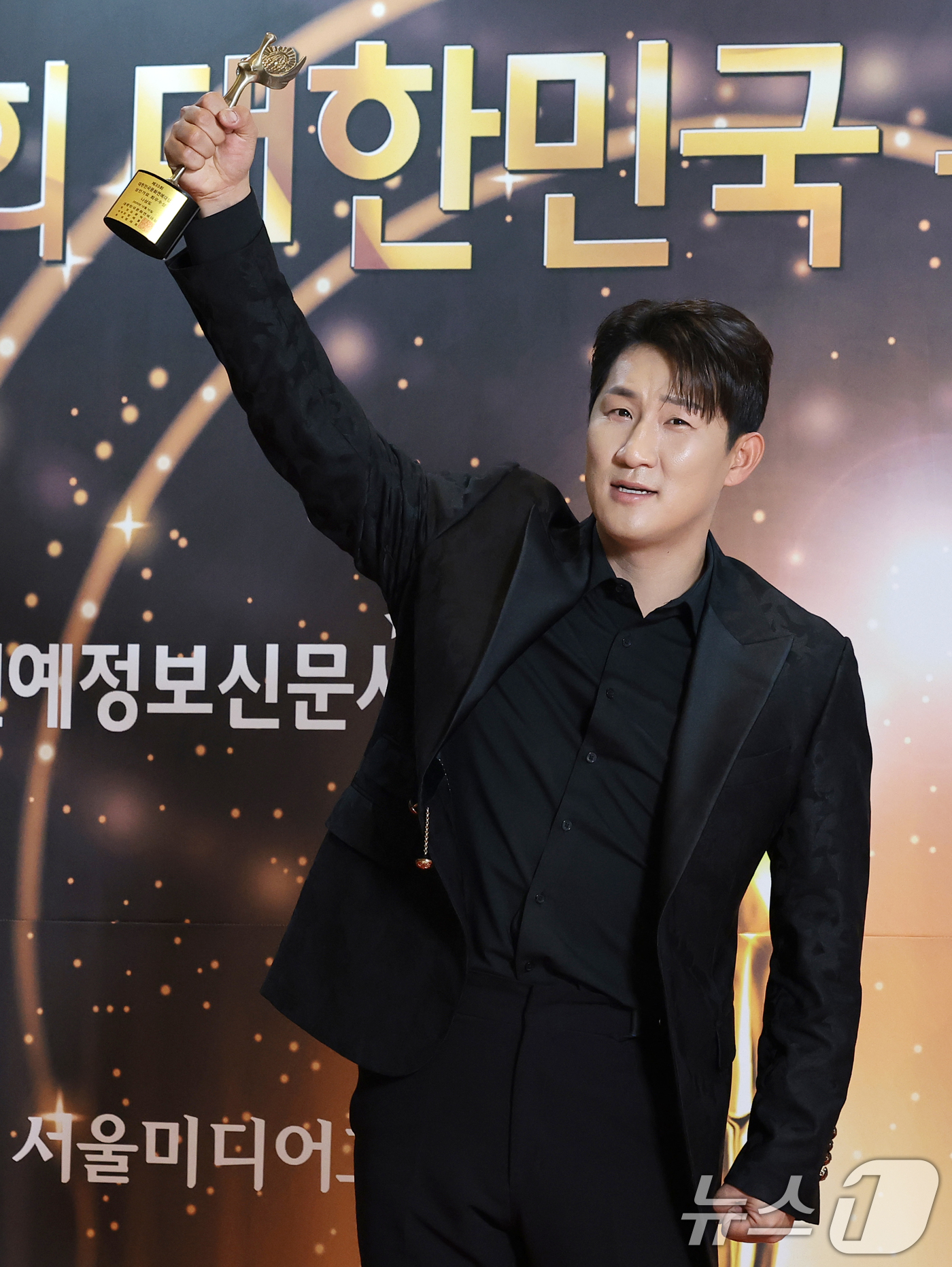 (서울=뉴스1) 권현진 기자 = 가수 나상도가 10일 서울 용산구 그랜드하얏트 서울에서 열린 ‘제33회 대한민국 문화연예대상’에서 성인가요 최우수상을 받은 뒤 포즈를 취하고 있다. …