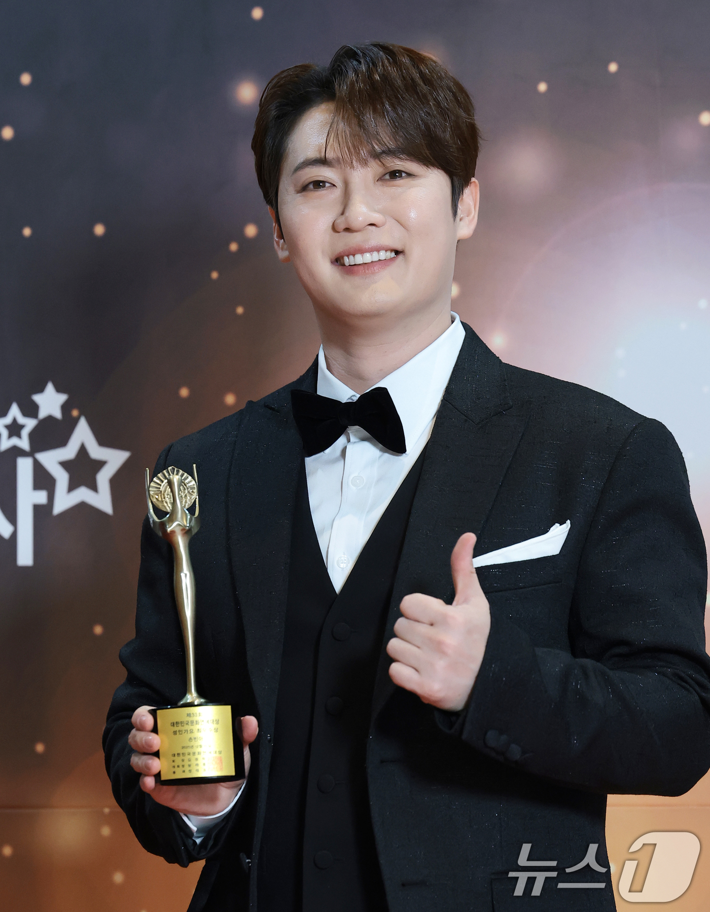 (서울=뉴스1) 권현진 기자 = 가수 손빈아가 10일 서울 용산구 그랜드하얏트 서울에서 열린 ‘제33회 대한민국 문화연예대상’에서 성인가요 최우수상을 받은 뒤 포즈를 취하고 있다. …